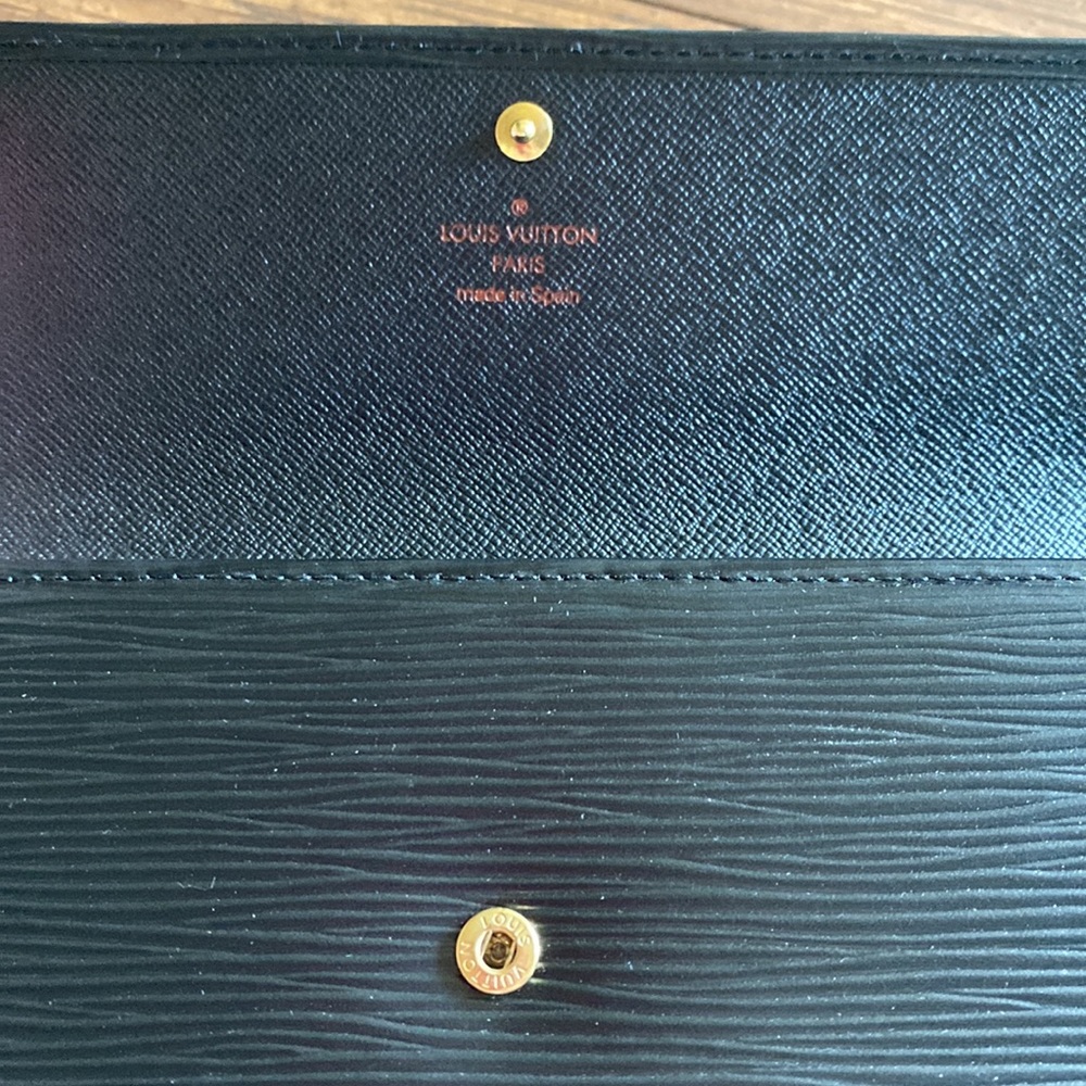 Authentic Louis Vuitton black epi wallet. Gently used no wear - Picture 5 of 8